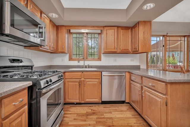 910 N Dovington Dr, Hoffman Estates, IL 60169 - kitchen featuring stainless steel appliances, a sink, light wood-style flooring, and healthy amount of natural light