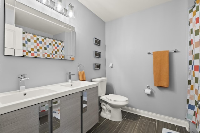 304 Turnbridge Dr, Shorewood, IL 60404 - full bathroom with toilet, double vanity, baseboards, and curtained shower