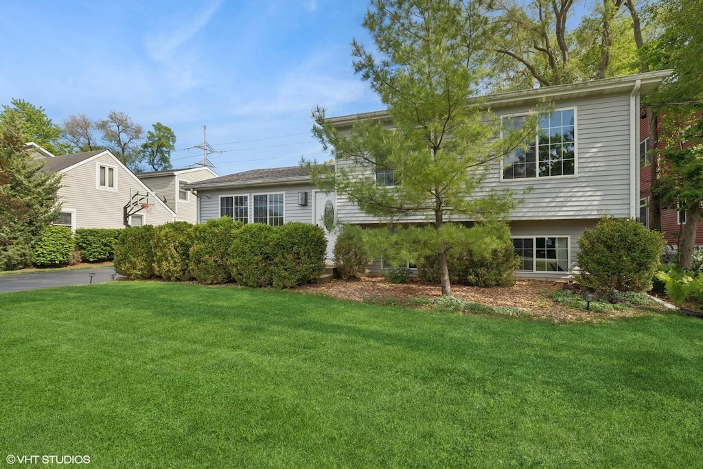 822 Foster Ave, Lake Bluff, IL 60044 - tri-level home featuring a front yard