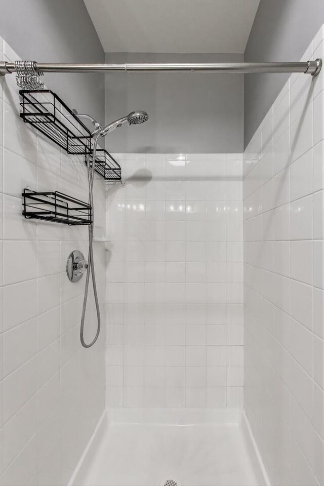 31905 Millard Cir, Warrenville, IL 60555 - bathroom featuring a tile shower