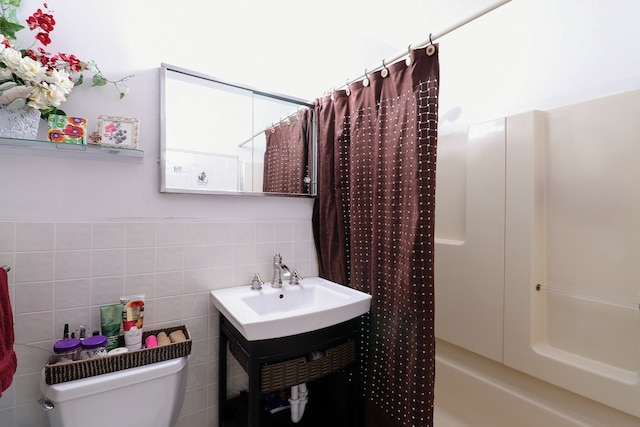 80 Flagstaff Ln, Hoffman Estates, IL 60169 - full bath featuring shower / tub combo, toilet, tile walls, and vanity