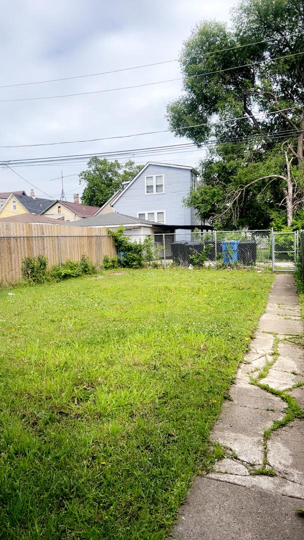 10643 S Calhoun Ave, Chicago, IL 60617 - view of yard featuring a gate