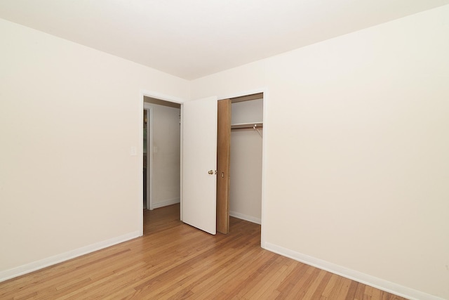6N002 Laurel Dr, Medinah, IL 60157 - unfurnished bedroom featuring baseboards, light wood-style flooring, and a closet