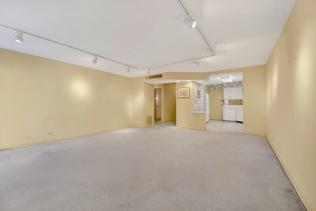 6033 N Sheridan Rd Unit 8E, Chicago, IL 60660 - unfurnished room featuring track lighting, light carpet, and baseboards
