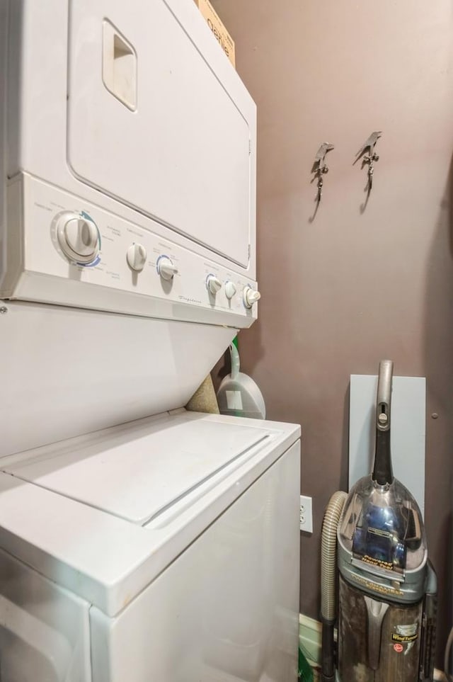 1458 W Argyle St Unit 1N, Chicago, IL 60640 - laundry area with estacked washer and dryer