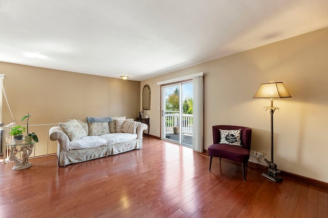 1585 Woodcutter Ln Unit D, Wheaton, IL 60189 - living area featuring hardwood / wood-style floors and baseboards