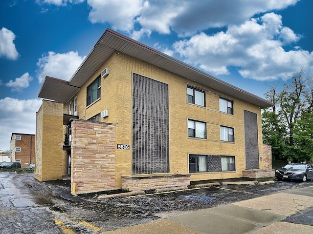 5816 N Nagle Ave Unit B, Chicago, IL 60646 - view of property featuring uncovered parking