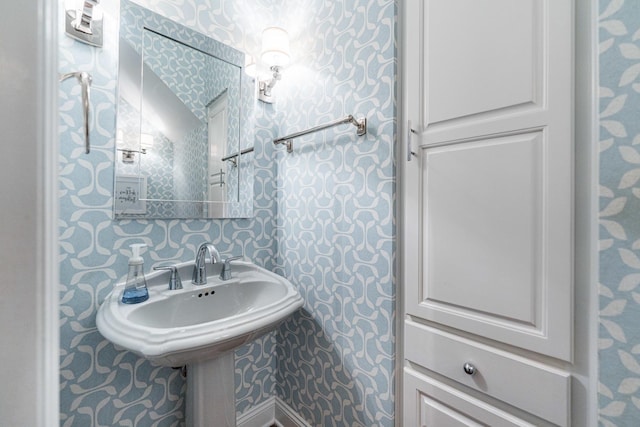 41W877 Hunters Rdg, Saint Charles, IL 60175 - bathroom featuring wallpapered walls