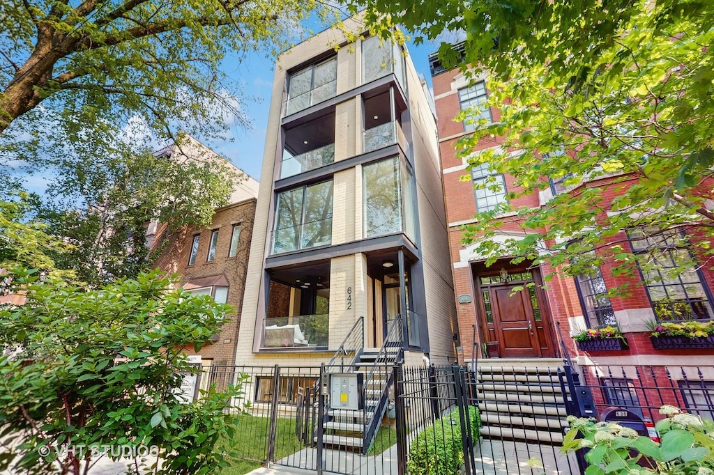 642 W Webster Ave Unit 1, Chicago, IL 60614 - photo 1