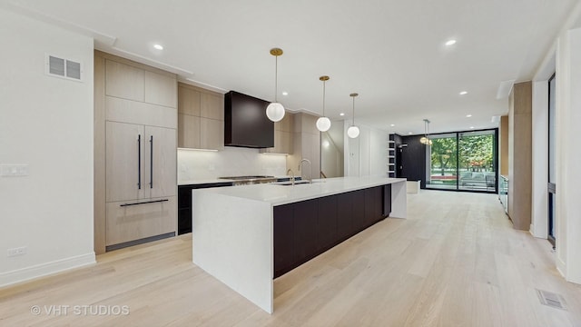 642 W Webster Ave Unit 1, Chicago, IL 60614 - kitchen featuring modern cabinets, light wood-type flooring, a large island, light countertops, and recessed lighting
