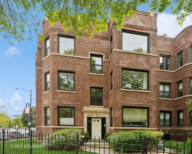 4755 N Beacon St Unit 3, Chicago, IL 60640 - view of property featuring a fenced front yard