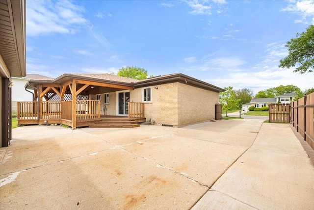 703 Berkshire Ln, Schaumburg, IL 60193 - back of property with brick siding