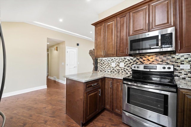 703 Berkshire Ln, Schaumburg, IL 60193 - kitchen featuring appliances with stainless steel finishes, a peninsula, baseboards, tasteful backsplash, and recessed lighting