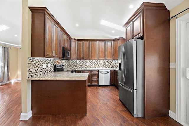 703 Berkshire Ln, Schaumburg, IL 60193 - kitchen featuring stainless steel appliances, tasteful backsplash, dark wood finished floors, a peninsula, and baseboards