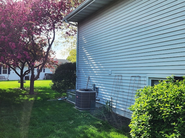 175 N Dogwood St, Cortland, IL 60112 - view of side of property featuring cooling unit and a lawn