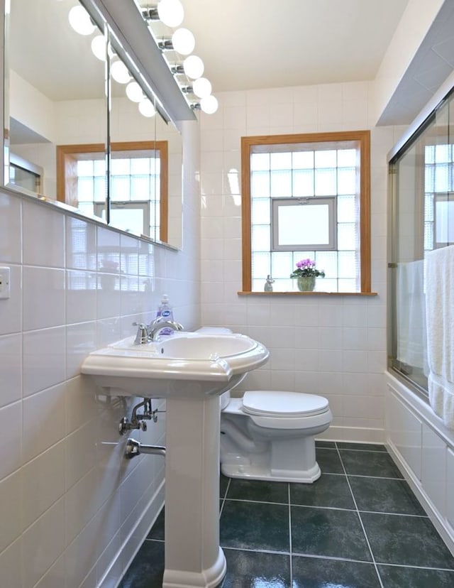7513 W Isham Ave, Chicago, IL 60631 - full bathroom with tile walls, toilet, plenty of natural light, and tile patterned flooring