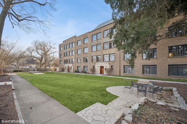 734 Noyes St Unit L1, Evanston, IL 60201 - surrounding community with a lawn
