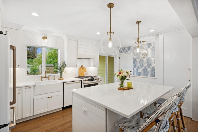 114 Washington St, Bloomingdale, IL 60108 - kitchen featuring white appliances, a sink, tasteful backsplash, white cabinets, and a kitchen island