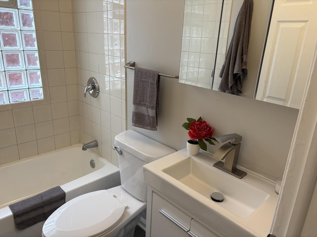 926 Park Ave, Winthrop Harbor, IL 60096 - full bath with toilet, vanity, and shower / tub combination