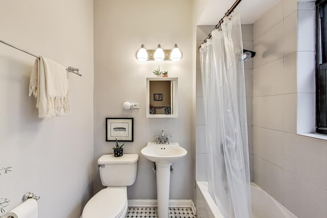 5143 S Greenwood Ave Unit 1, Chicago, IL 60615 - bathroom with toilet and shower / tub combo with curtain