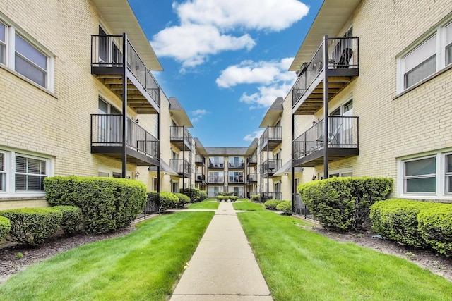 6478 N NW Hwy Unit 1, Chicago, IL 60631 - view of property's community with a lawn and a residential view