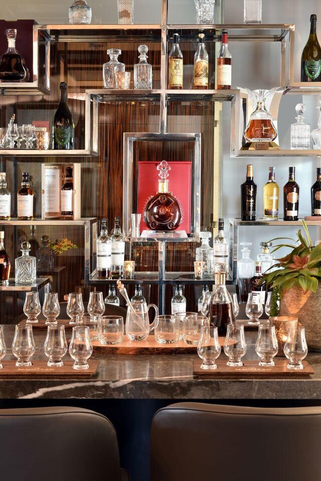 401 N Wabash Ave Unit 51C, Chicago, IL 60611 - view of indoor dry bar