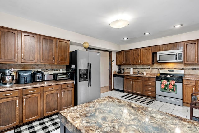 125 Seton Pl, Streamwood, IL 60107 - kitchen featuring stainless steel appliances, backsplash, a sink, and recessed lighting