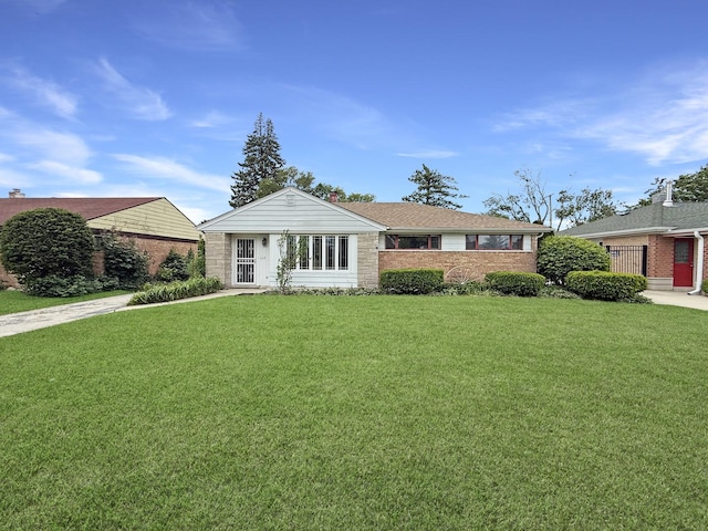 942 W Villa Dr, Des Plaines, IL 60016 - ranch-style house with brick siding and a front lawn