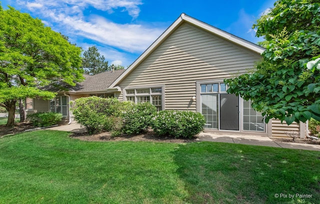 324 Torrington Dr, Bloomingdale, IL 60108 - rear view of house with a yard