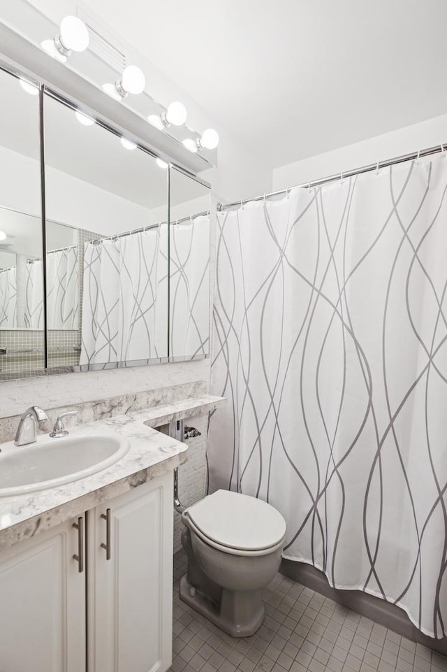 1550 N Lake Shore Dr Unit 7D, Chicago, IL 60610 - full bathroom featuring tile patterned floors, vanity, toilet, and curtained shower