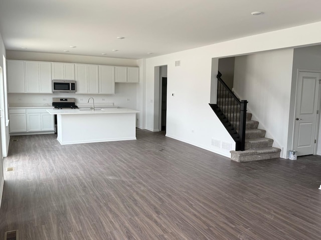 219 Rhinebeck Way, Algonquin, IL 60102 - kitchen featuring appliances with stainless steel finishes, a sink, dark wood-type flooring, light countertops, and baseboards