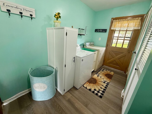 480 W Kennedy Rd, Braidwood, IL 60408 - laundry area featuring wood finished floors, separate washer and dryer, and baseboards