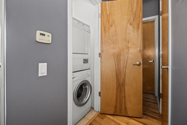 1000 W Leland St Unit 9B, Chicago, IL 60640 - laundry area featuring stacked washer / dryer and light wood-style flooring