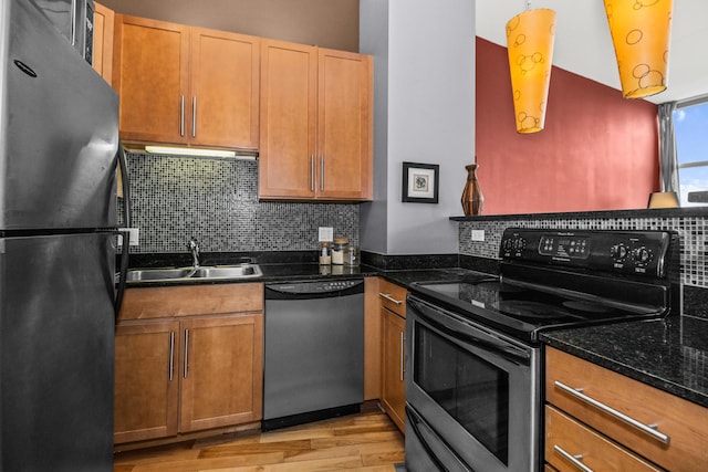 1000 W Leland St Unit 9B, Chicago, IL 60640 - kitchen featuring stainless steel appliances, a sink, tasteful backsplash, light wood-style floors, and dark stone counters