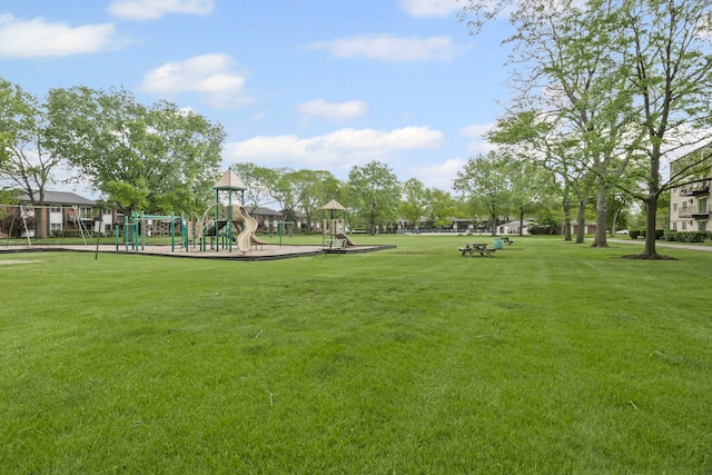 2420 E Brandenberry Ct Unit 2F, Arlington Heights, IL 60004 - view of property's community featuring a lawn