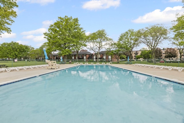 2420 E Brandenberry Ct Unit 2F, Arlington Heights, IL 60004 - view of community pool