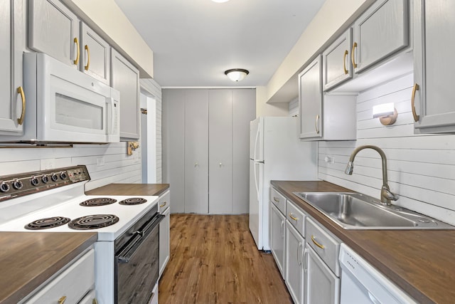2420 E Brandenberry Ct Unit 2F, Arlington Heights, IL 60004 - kitchen featuring white appliances, a sink, backsplash, dark wood-style flooring, and gray cabinetry