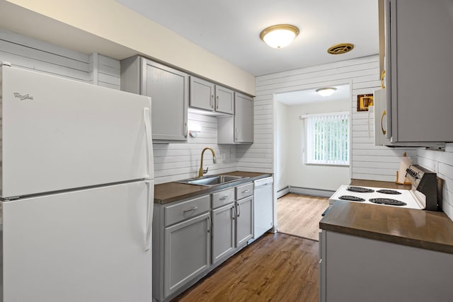 2420 E Brandenberry Ct Unit 2F, Arlington Heights, IL 60004 - kitchen featuring white appliances, gray cabinetry, a sink, and backsplash