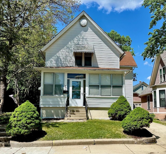 370 N St, Elgin, IL 60120 - view of front facade with entry steps and a front lawn