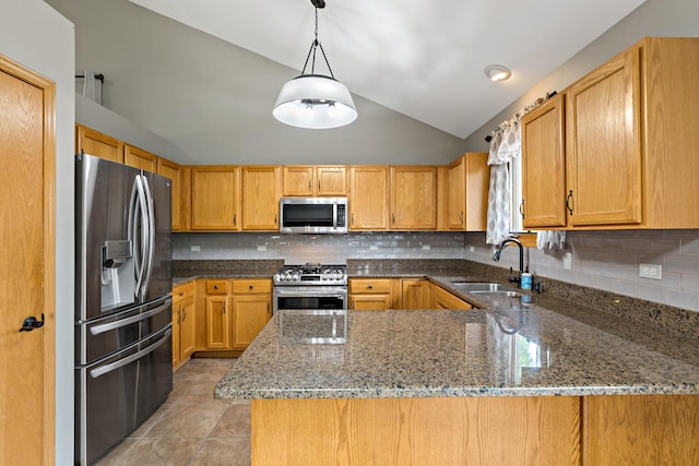 2807 Southwind Dr, New Lenox, IL 60451 - kitchen with stainless steel appliances, a sink, vaulted ceiling, a peninsula, and backsplash