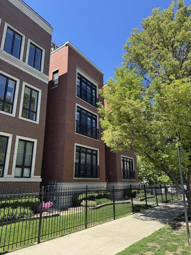 1304 N Wood St Unit 2, Chicago, IL 60622 - view of property with a fenced front yard