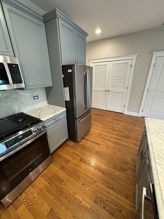 1304 N Wood St Unit 2, Chicago, IL 60622 - kitchen with stainless steel appliances, tasteful backsplash, light wood-style floors, gray cabinetry, and recessed lighting