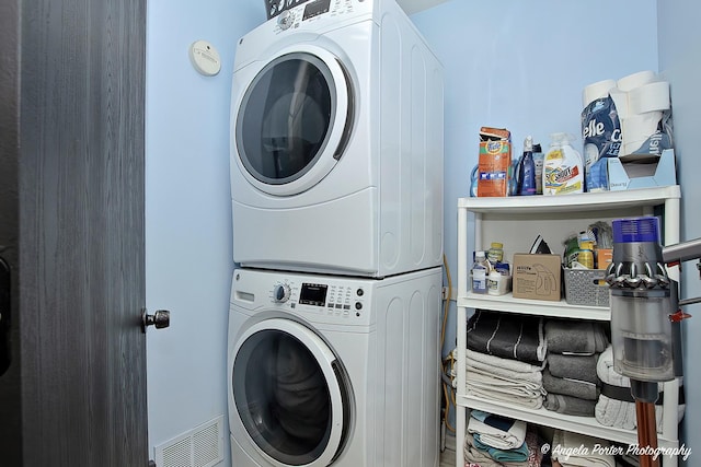 2624 Evergreen Cir, Mchenry, IL 60050 - washroom featuring stacked washer / drying machine