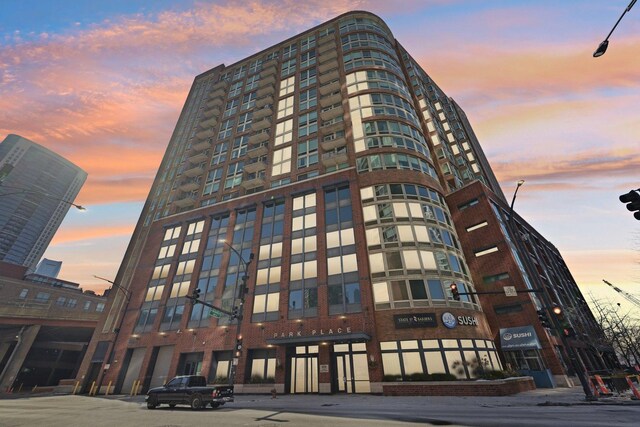 600 N Kingsbury Ave Unit 506, Chicago, IL 60610 - view of property at dusk