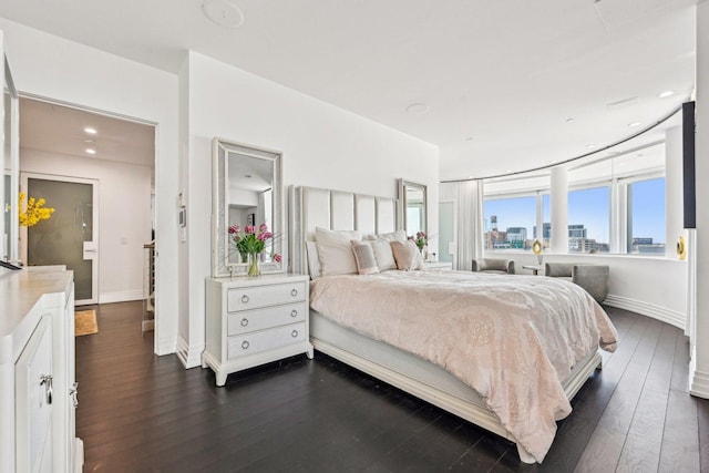 600 N Kingsbury Ave Unit 506, Chicago, IL 60610 - bedroom featuring dark wood-type flooring, baseboards, recessed lighting, and a view of city