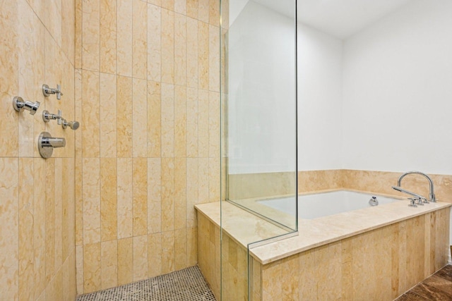 600 N Kingsbury Ave Unit 506, Chicago, IL 60610 - full bath featuring tiled shower and a garden tub