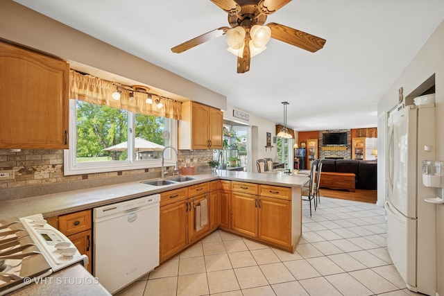 1149 Saddle Ridge Trl, Cary, IL 60013 - kitchen with white appliances, a sink, a peninsula, decorative backsplash, and open floor plan
