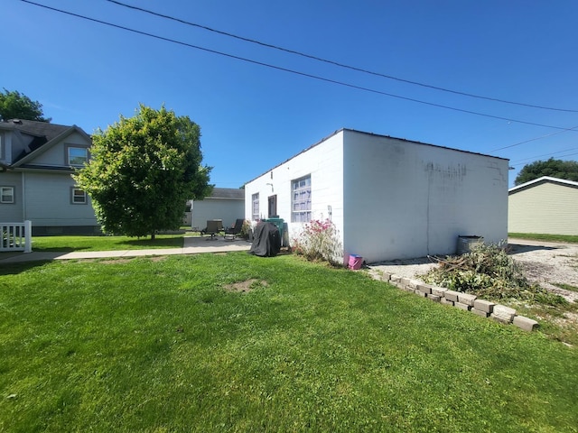 1006 N Park St, Streator, IL 61364 - view of grassy yard featuring a patio area