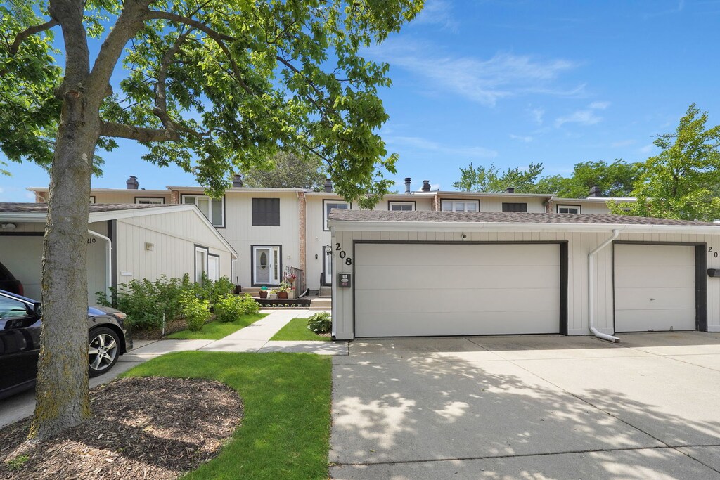 208 Spring Ct, Bloomingdale, IL 60108 - photo 1