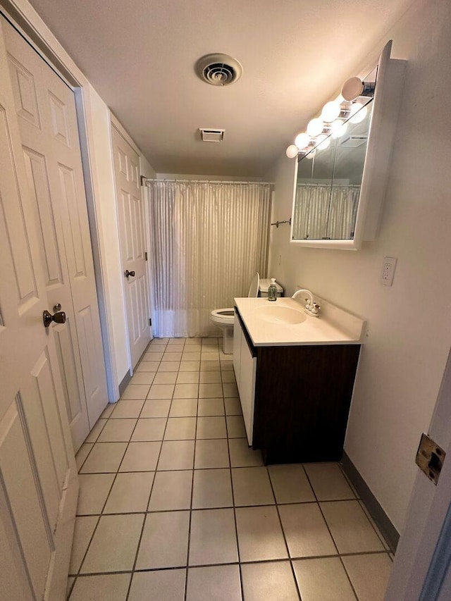 1133 N 7th St Unit 806, Rochelle, IL 61068 - bathroom featuring toilet, vanity, tile patterned flooring, a shower with curtain, and baseboards